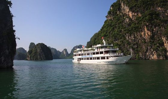 Halong Swan Cruise:Bai Tu Long Bay – Thien Canh Son Cave – Floating Village